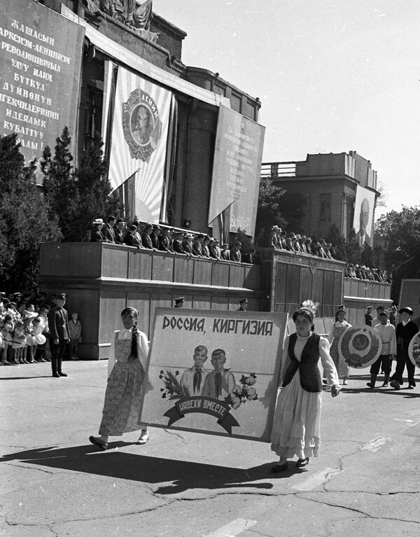 Да здравствует Первое мая! — архивные кадры советского Кыргызстана - Sputnik Кыргызстан