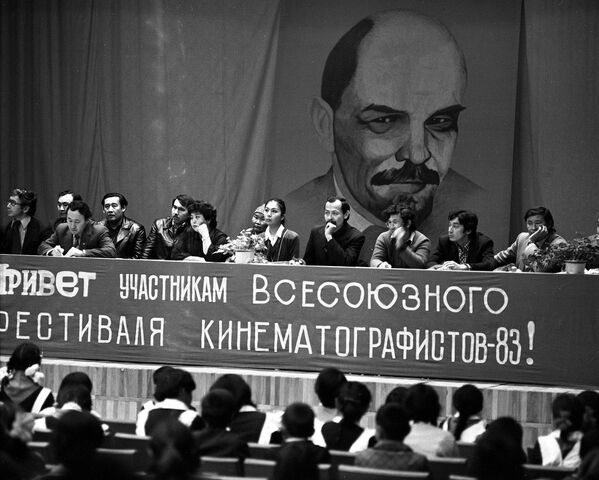 Да здравствует Первое мая! — архивные кадры советского Кыргызстана - Sputnik Кыргызстан