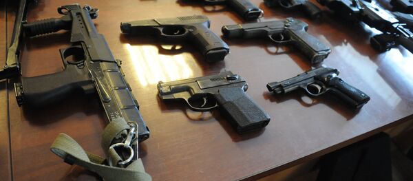 Демонстрация оружия. Архивное фото Демонстрация оружия. Архивное фото - Sputnik Кыргызстан