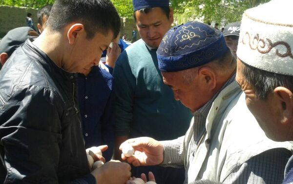 В День труда в селе Кара-Бак Баткенской области состоялся турнир по битью куриных яиц - Sputnik Кыргызстан
