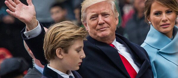 АКШ президенти Дональд Трамп аялы Меланья жана баласы Бэррон менен. Архив - Sputnik Кыргызстан