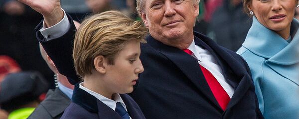 АКШ президенти Дональд Трамп аялы Меланья жана баласы Бэррон менен. Архив - Sputnik Кыргызстан