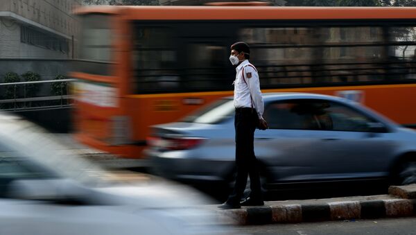Индийский полицейский управляет движением на перекрестке в Нью-Дели. Архивное фото - Sputnik Кыргызстан