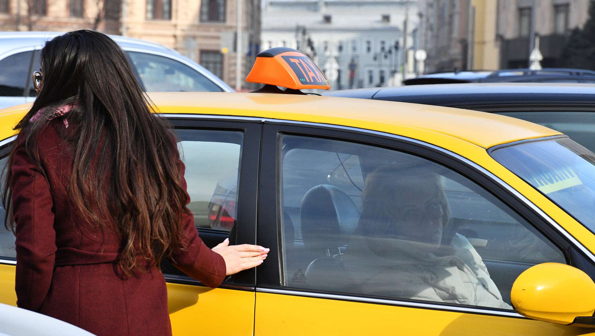 Возмещение такси. Девушка в такси. Такси девочка. Красивая девушка в такси. Девушка возле такси.