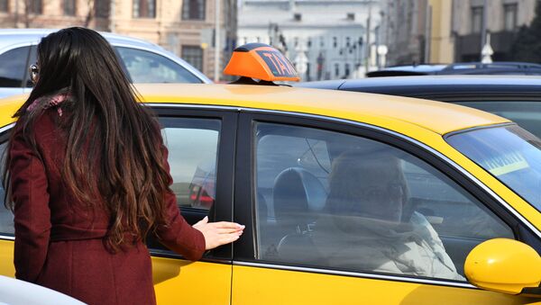 Девушка у автомобиля такси. Архивное фото - Sputnik Кыргызстан