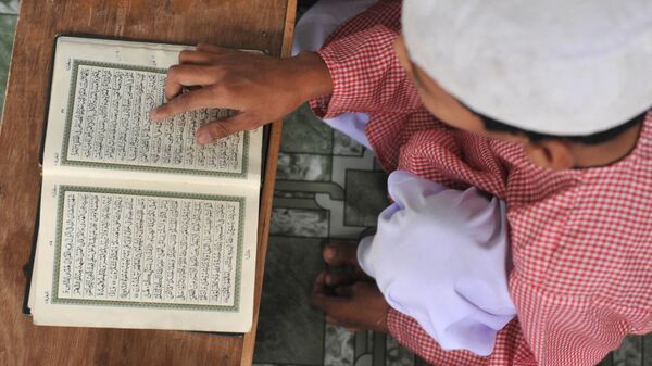 Воспитанник медресе читают Коран во время занятий. Архивное фото - Sputnik Кыргызстан