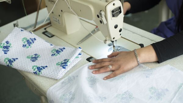 Сотрудница швейного цеха во время работы. Архивное фото - Sputnik Кыргызстан