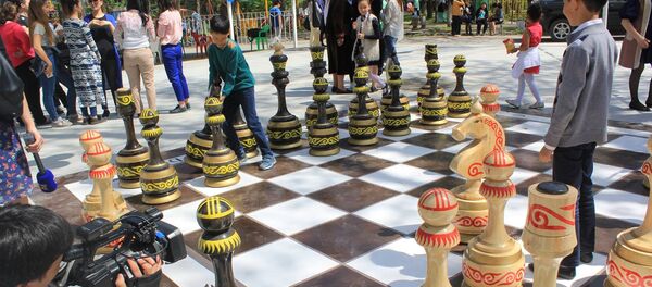 Установка больших шахматных досок в парке имени Ататюрка в Бишкеке - Sputnik Кыргызстан
