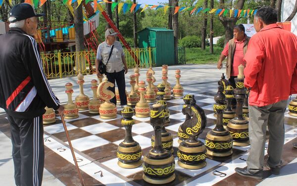 В Бишкеке в парке имени Ататюрка появилась большая шахматная доска - Sputnik Кыргызстан