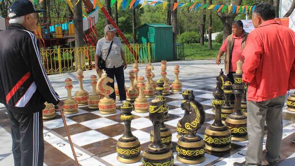 Установка больших шахматных досок в парке имени Ататюрка в Бишкеке - Sputnik Кыргызстан