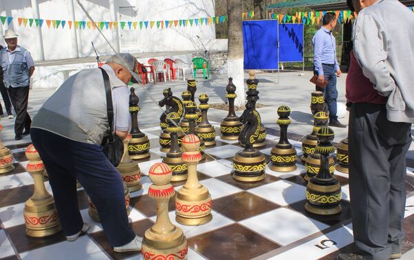 Шахматы установлены Институтом развития молодежи для интеллектуального развития горожан. - Sputnik Кыргызстан