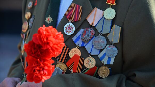 Ветеран войны с гвоздиками. Архивное фото - Sputnik Кыргызстан