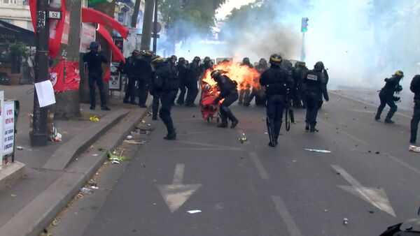 Столкновения протестующих с полицией 1 мая в Париже - Sputnik Кыргызстан