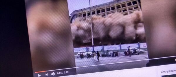 Снимок с видехостинга Youtube канала Demolition Sends Pedestrians Fleeing. Демонтаж здания в Китае - Sputnik Кыргызстан