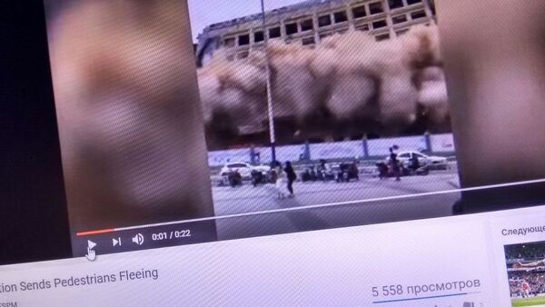 Снимок с видехостинга Youtube канала Demolition Sends Pedestrians Fleeing. Демонтаж здания в Китае - Sputnik Кыргызстан