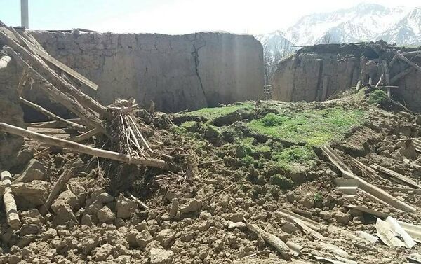 После утреннего землетрясения в селе Карамык Чон-Алайского района Ошской области на стенах домов появились трещины, разрушена овчарня - Sputnik Кыргызстан