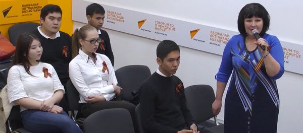 Школьники Бишкека высыпали кыргызскую землю на могилу Панфилова в РФ Школьники Бишкека высыпали кыргызскую землю на могилу Панфилова в РФ - Sputnik Кыргызстан