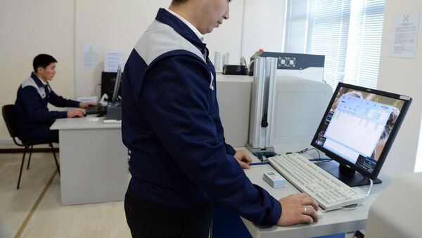 Работа системы изготовления биометрических электронных паспортов - Sputnik Кыргызстан