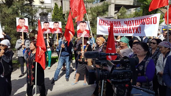 Митинг сторонников Омурбека Текебаева у здания городского суда - Sputnik Кыргызстан