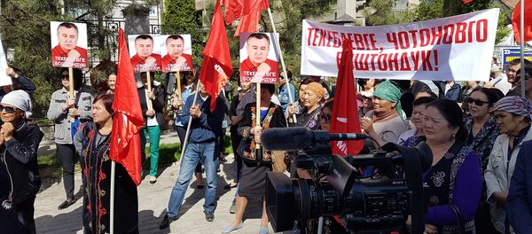 Митинг сторонников Омурбека Текебаева у здания городского суда - Sputnik Кыргызстан