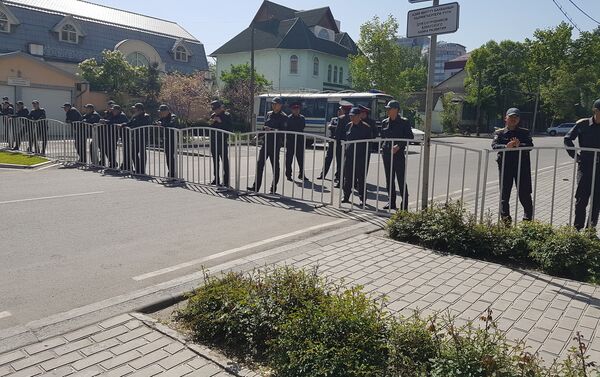 В горсуде должна была рассматриваться апелляция адвокатов Текебаева на решение продлить его арест до 25 мая - Sputnik Кыргызстан