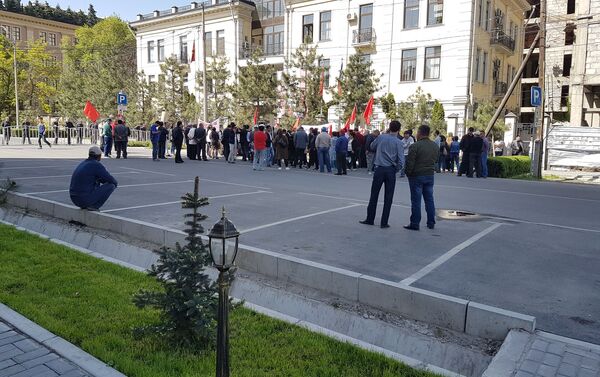 Возле здания Бишкекского городского суда на митинг вышли около 60 сторонников лидера парламентской фракции Ата Мекен Омурбека Текебаева - Sputnik Кыргызстан