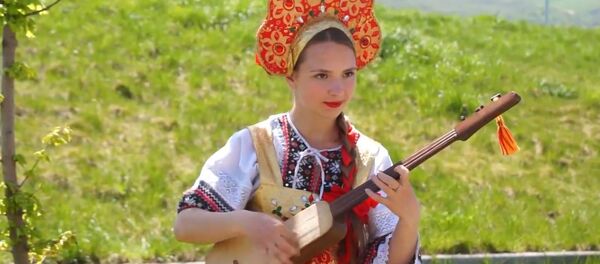 Русская красавица играет Маш ботой как настоящая кыргызка - Sputnik Кыргызстан