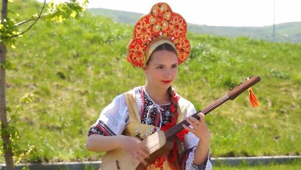 Русская красавица играет Маш ботой как настоящая кыргызка - Sputnik Кыргызстан