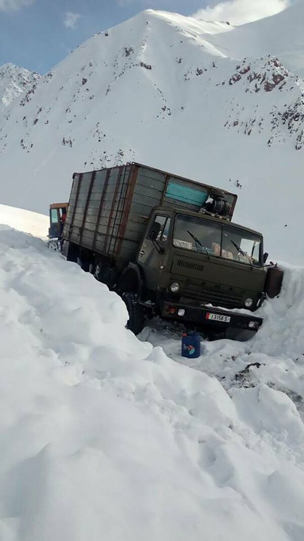 Сильный снегопад в селе Ак-Чий и Боз учук Ак-Суйского района Иссык-Кульской области - Sputnik Кыргызстан