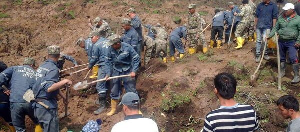 Последствия схода оползня в селе Аюу Узгенского района - Sputnik Кыргызстан