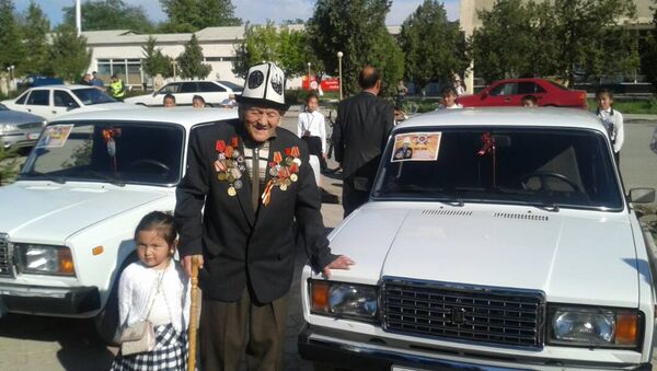 Баткен шаарында Улуу Ата Мекендик согуштун эки ардагерине темир тулпар мингизди - Sputnik Кыргызстан