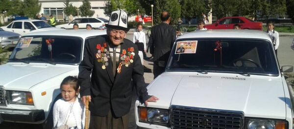 Мэрия Баткена подарила двум ветеранам Великой Отечественной войны по автомобилю марки ВАЗ-2107 (Жигули) - Sputnik Кыргызстан