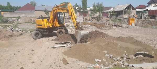 Мэрия Бишкека снесла незаконно возведенные фундаменты, тем самым предотвратив самозахват муниципальной земли - Sputnik Кыргызстан