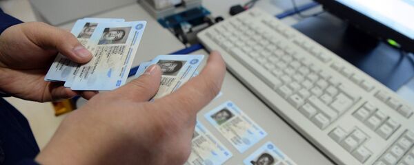 Изготовление новых биометрических паспортов в государственном центре персонификации населения при государственном предприятии Инфоком Изготовление новых биометрических паспортов в государственном центре персонификации населения при государственном предприятии Инфоком - Sputnik Кыргызстан