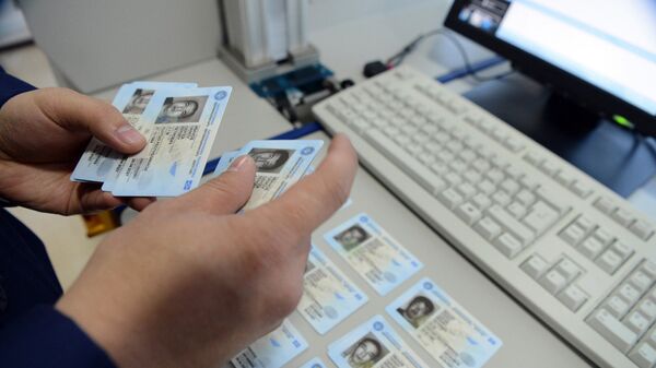 Изготовление новых биометрических паспортов в государственном центре персонификации населения при государственном предприятии Инфоком - Sputnik Кыргызстан