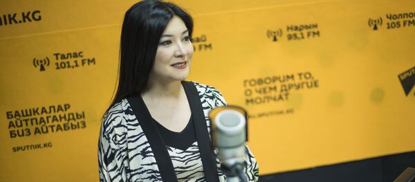 БУУга караштуу МАГАТЭде (атом энергиясы боюнча эл аралык агенттик) эмгектенген, дизайнер Гульнур Тоялиева маек учурунда БУУга караштуу МАГАТЭде (атом энергиясы боюнча эл аралык агенттик) эмгектенген, дизайнер Гульнур Тоялиева маек учурунда - Sputnik Кыргызстан