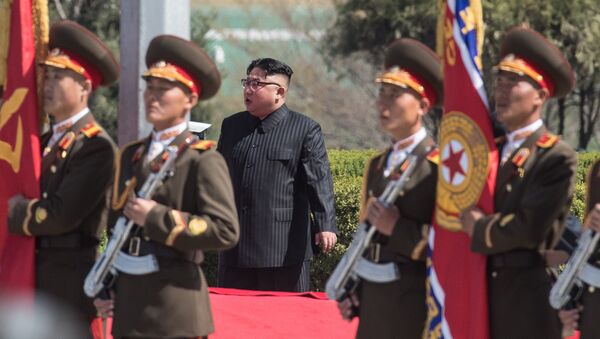 Түндүк Корея лидери Ким Чен Ын Корея элдик армиясынын артиллериялык бөлүктөрүн кыдырып көрүп, аскерлерин биринчи эле команда берилгенде душмандын катыгын берүүгө даяр турууга чакырды - Sputnik Кыргызстан