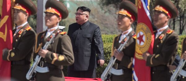 Түндүк Корея лидери Ким Чен Ын Корея элдик армиясынын артиллериялык бөлүктөрүн кыдырып көрүп, аскерлерин биринчи эле команда берилгенде душмандын катыгын берүүгө даяр турууга чакырды - Sputnik Кыргызстан