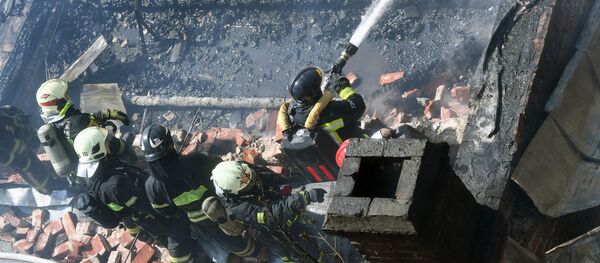 Пожарные МЧС РФ тушат возгорание в выселенном здании, которое расположено на Лубянском проезде в центре Москвы, огонь охватил площадь в 500 квадратных метров, сообщает столичный главк МЧС. - Sputnik Кыргызстан