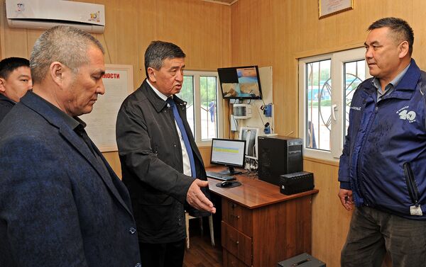 Жээнбеков напомнил, что эта автотрасса является стратегической и одной из самых загруженных в стране - Sputnik Кыргызстан