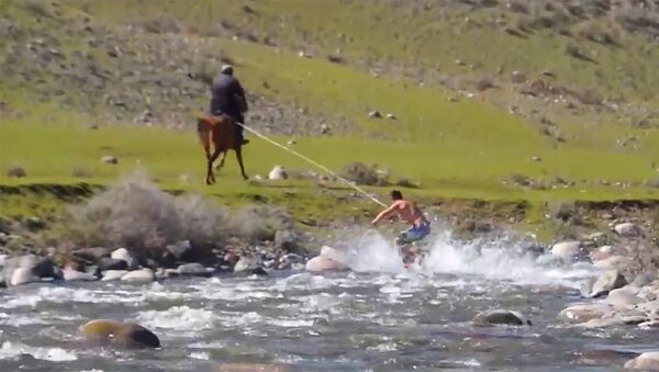 Кыргызстанец придумал новый вид экстрима: нужны доска, река и конь - Sputnik Кыргызстан