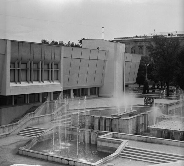 1974-жылы борбор калаада Көркөм сүрөт музейи салынган. Архитекторлордун идеясы боюнча анын алдында чакан фонтандар коюлган - Sputnik Кыргызстан