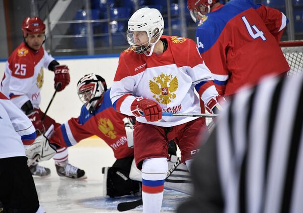 Президент РФ В. Путин провел хоккейную тренировку в Сочи - Sputnik Кыргызстан