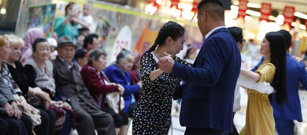 Танцевальный флешмоб, посвященный Дню Победы в столичном торговом центре - Sputnik Кыргызстан