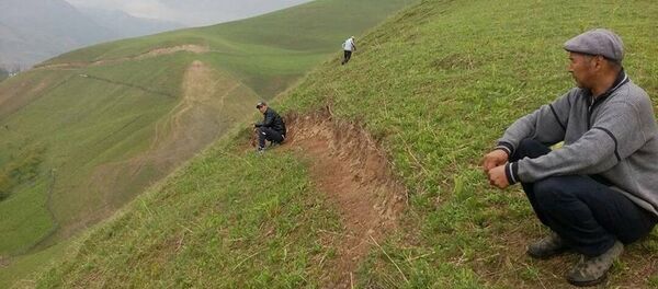 Ош облусунун Кара-Кулжа районундагы 1-май айылынын Жайыттын-Үстү участогунда узундугу 22 метр, тереңдиги бир метр болгон жаракалар пайда болду - Sputnik Кыргызстан