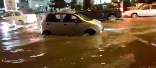 Когда воды по колено — Ташкент затопило водой из-за ливней Когда воды по колено — Ташкент затопило водой из-за ливней - Sputnik Кыргызстан
