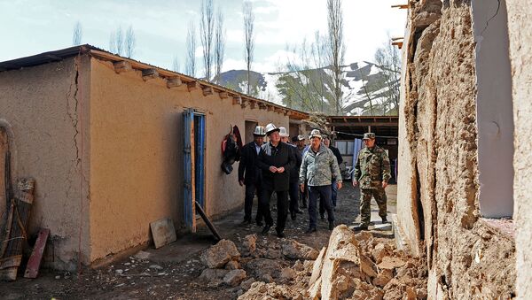 Премьер-министр Сооронбай Жээнбеков посетил села Чон-Алайского района - Sputnik Кыргызстан