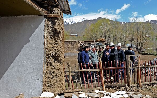 Премьер-министр Сооронбай Жээнбеков накануне посетил села в районе, встретился с местными жителями, осмотрел поврежденные и разрушенные строения. - Sputnik Кыргызстан