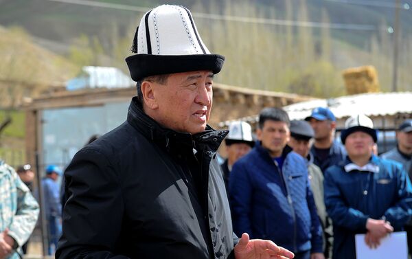 Он передал местным жителям слова поддержки от президента Алмазбека Атамбаева и пообещал, что правительство приложит максимум усилий для скорейшей ликвидации последствий ЧС. - Sputnik Кыргызстан
