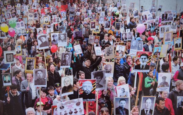 Ранее на центральной площади проводились фотовыставки, посвященные Международному женскому дню, Ноорузу, Апрельской народной революции и Дню Бишкека. - Sputnik Кыргызстан